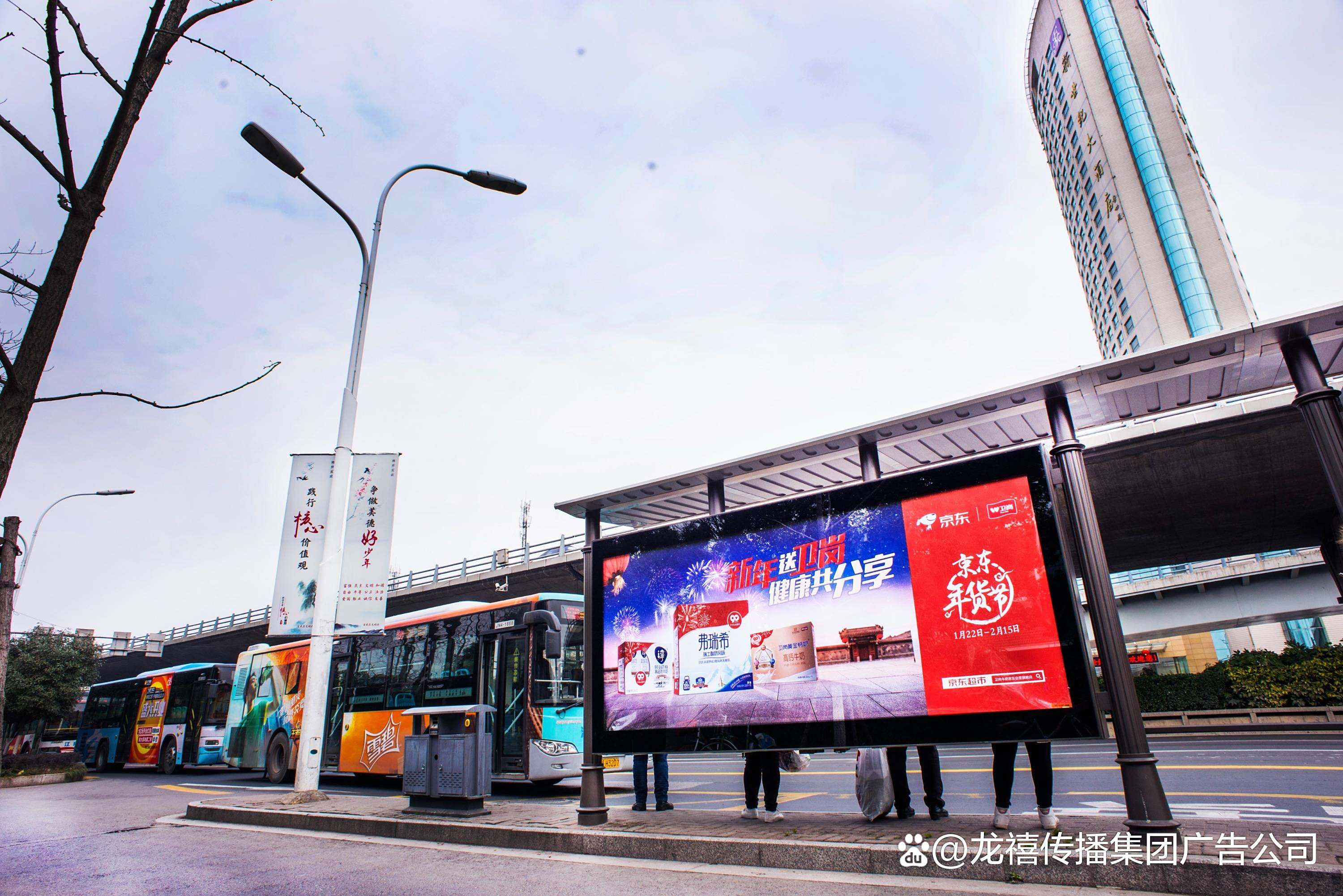 公交站台广告新风向 衢州市发布规范化广告牌管理政策